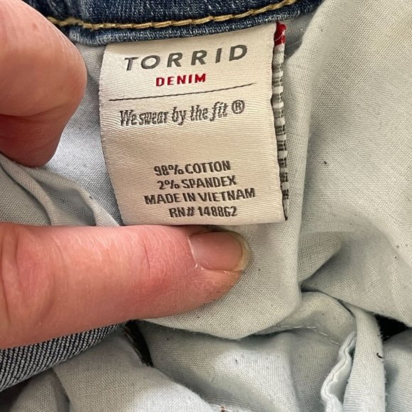 Torrid Boyfriend Stretch Mid-Rise Rip & Repair Jeans Plus 20 R Whiskers Stitched - Picture 13 of 16